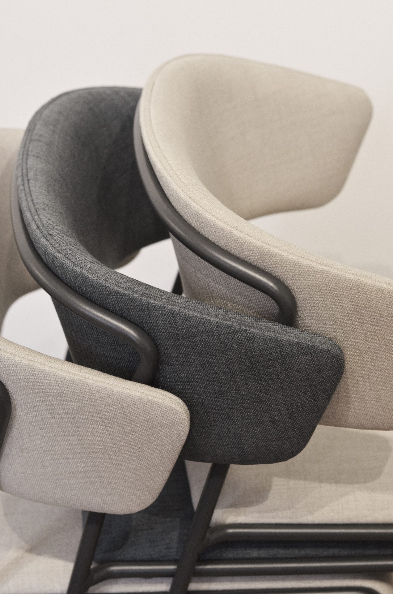 Détail accoudoir fauteuil gris et beige